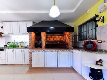 VENTA CASA 3 AMB CASTELAR NORTE JARDIN Y QUINCHO