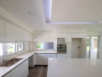 Venta casa San Diego Country Club PERMUTA FINANCIA