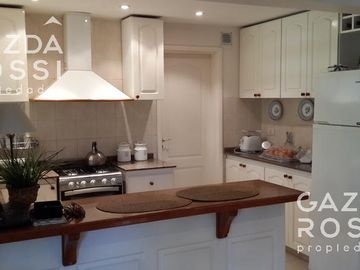 Excelente casa con un estilo encantador, desarrollada en lote de 833 m2, en el Barrio St. Thomas Sur