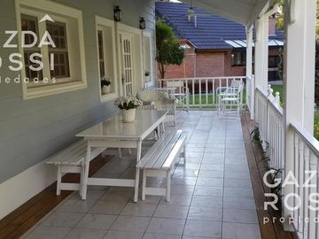 Excelente casa con un estilo encantador, desarrollada en lote de 833 m2, en el Barrio St. Thomas Sur