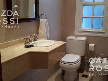 Excelente casa con un estilo encantador, desarrollada en lote de 833 m2, en el Barrio St. Thomas Sur