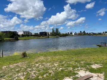 Casa en venta 1 planta 3 dormitorios pileta a la laguna  San Matias 86