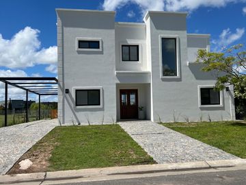 Casa en venta 1 planta 3 dormitorios pileta a la laguna  San Matias 86