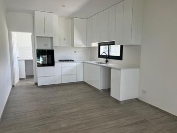 Casa en venta 1 planta 3 dormitorios pileta a la laguna  San Matias 86