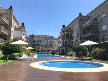 Hermoso Departamento de 3 amb. con 2 cocheras en Alquiler - Jardines de San Isidro 3