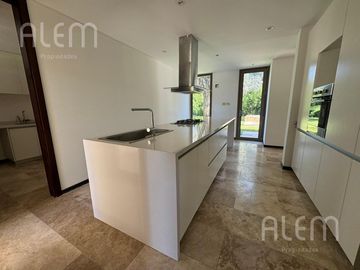 Casa en venta en Saint Thomas Este, Canning