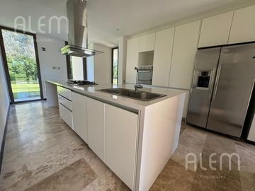 Casa en venta en Saint Thomas Este, Canning