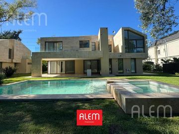 Casa en venta en Saint Thomas Este, Canning