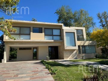 Casa en venta en Saint Thomas Este, Canning