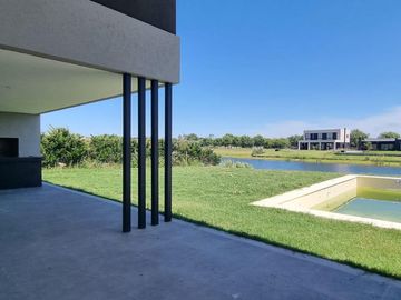 Casa en Barrio San Matías a la LAGUNA