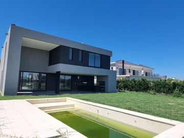 Casa en Barrio San Matías a la LAGUNA