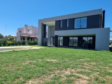 Casa en Barrio San Matías a la LAGUNA