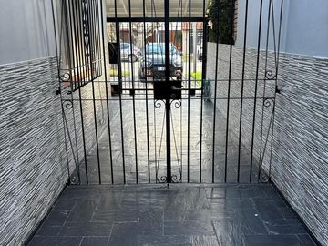 Chalet en 1 planta reciclado, jardín. La Lucila.