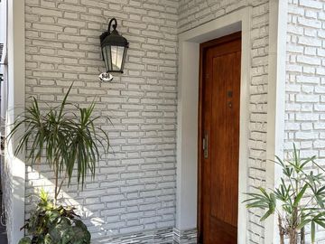 Chalet en 1 planta reciclado, jardín. La Lucila.