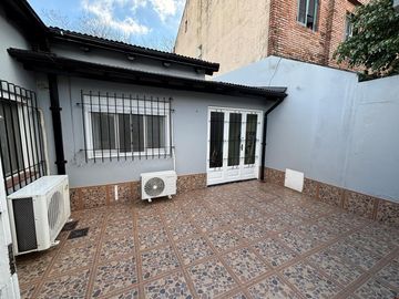 Chalet en 1 planta reciclado, jardín. La Lucila.