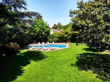 Casa  con 5 dormitorios y pileta  en Venta en la Horqueta, San Isidro