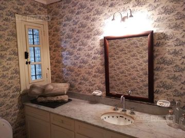 Casa  con 5 dormitorios y pileta  en Venta en la Horqueta, San Isidro