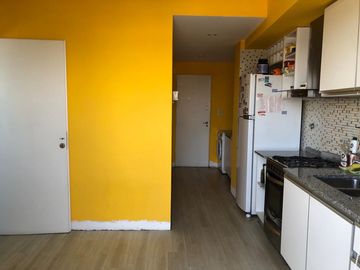 Piso de 3 ambientes en venta con cochera y balcon al frente