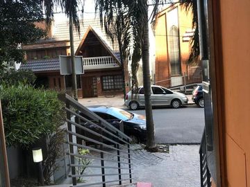 Piso de 3 ambientes en venta con cochera y balcon al frente