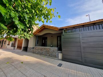 Casa en venta de 3 dormitorios c/ cochera en Gobernador Benegas
