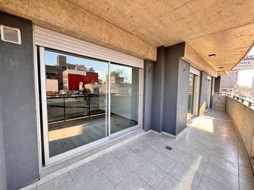 VENTA - Departamento a estrenar de dos dormitorios con balcón al norte y cochera. Lourdes, Rosario.