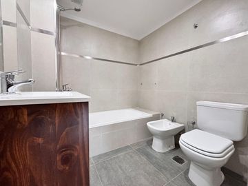 VENTA - Departamento a estrenar de dos dormitorios con balcón al norte y cochera. Lourdes, Rosario.