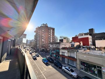 VENTA - Departamento a estrenar de dos dormitorios con balcón al norte y cochera. Lourdes, Rosario.