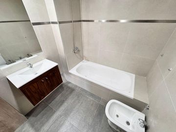 VENTA - Departamento a estrenar de dos dormitorios con balcón al norte y cochera. Lourdes, Rosario.