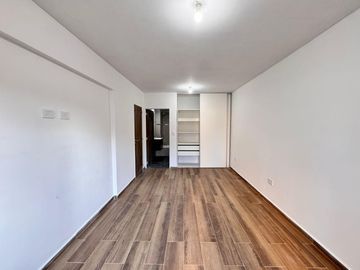 VENTA - Departamento a estrenar de dos dormitorios con balcón al norte y cochera. Lourdes, Rosario.