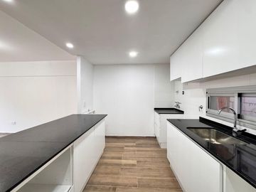VENTA - Departamento a estrenar de dos dormitorios con balcón al norte y cochera. Lourdes, Rosario.