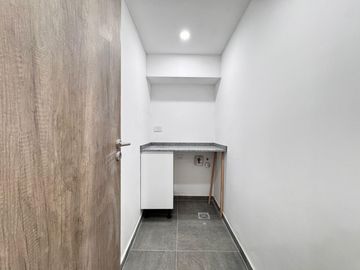 VENTA - Departamento a estrenar de dos dormitorios con balcón al norte y cochera. Lourdes, Rosario.