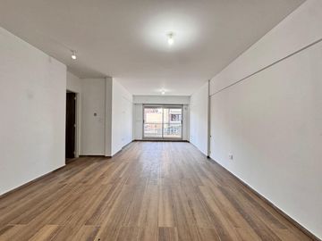 VENTA - Departamento a estrenar de dos dormitorios con balcón al norte y cochera. Lourdes, Rosario.