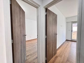 VENTA - Departamento a estrenar de dos dormitorios con balcón al norte y cochera. Lourdes, Rosario.