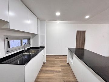 VENTA - Departamento a estrenar de dos dormitorios con balcón al norte y cochera. Lourdes, Rosario.