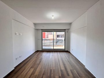 VENTA - Departamento a estrenar de dos dormitorios con balcón al norte y cochera. Lourdes, Rosario.
