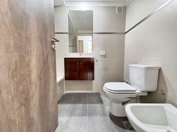 VENTA - Departamento a estrenar de dos dormitorios con balcón al norte y cochera. Lourdes, Rosario.