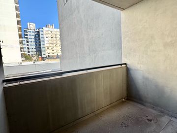 Venta - Departamento de dos dormitorios, a estrenar, con balcón y cochera. Centro, Rosario