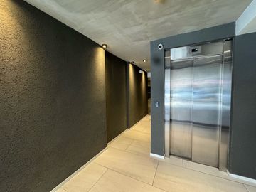 Venta - Departamento de dos dormitorios, a estrenar, con balcón y cochera. Centro, Rosario