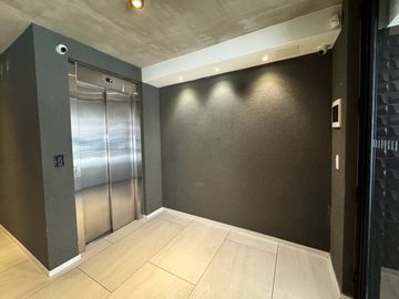 Venta - Departamento de dos dormitorios, a estrenar, con balcón y cochera. Centro, Rosario