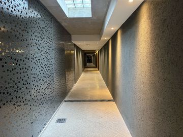 Venta - Departamento de dos dormitorios, a estrenar, con balcón y cochera. Centro, Rosario