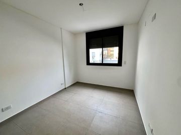 Venta - Departamento de dos dormitorios, a estrenar, con balcón y cochera. Centro, Rosario