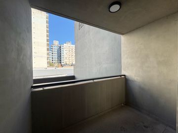 Venta - Departamento de dos dormitorios, a estrenar, con balcón y cochera. Centro, Rosario