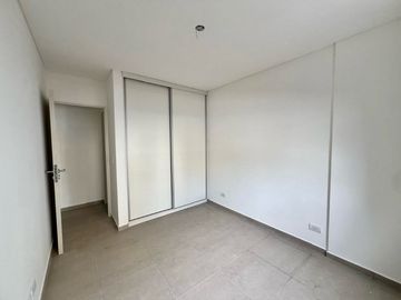 Venta - Departamento de dos dormitorios, a estrenar, con balcón y cochera. Centro, Rosario