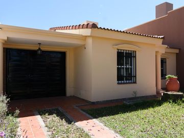 Casa de dos dormitorios a metros de Circunvalación