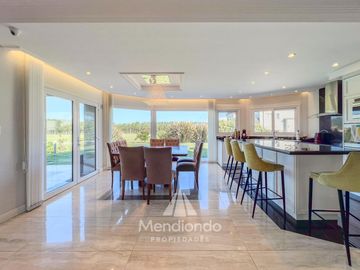 Casa 5 amb con piscina y cochera triple en Barrio Privado Tierras del Mar