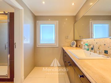 Casa 5 amb con piscina y cochera triple en Barrio Privado Tierras del Mar