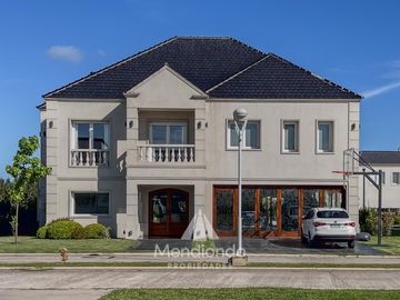 Casa 5 amb con piscina y cochera triple en Barrio Privado Tierras del Mar