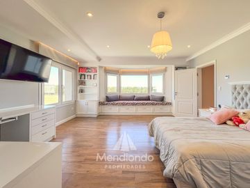 Casa 5 amb con piscina y cochera triple en Barrio Privado Tierras del Mar