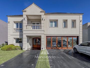 Casa 5 amb con piscina y cochera triple en Barrio Privado Tierras del Mar