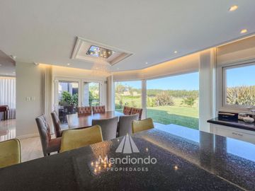 Casa 5 amb con piscina y cochera triple en Barrio Privado Tierras del Mar